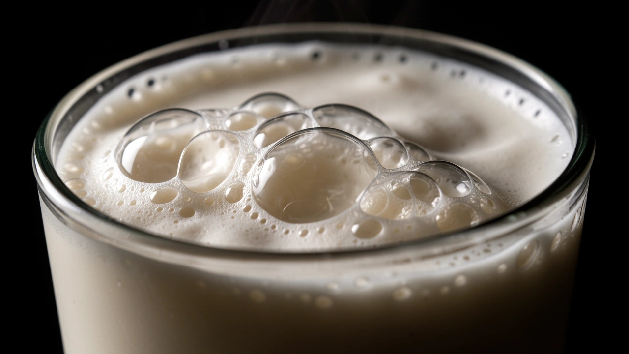 Large unstable bubbles on steamed milk surface